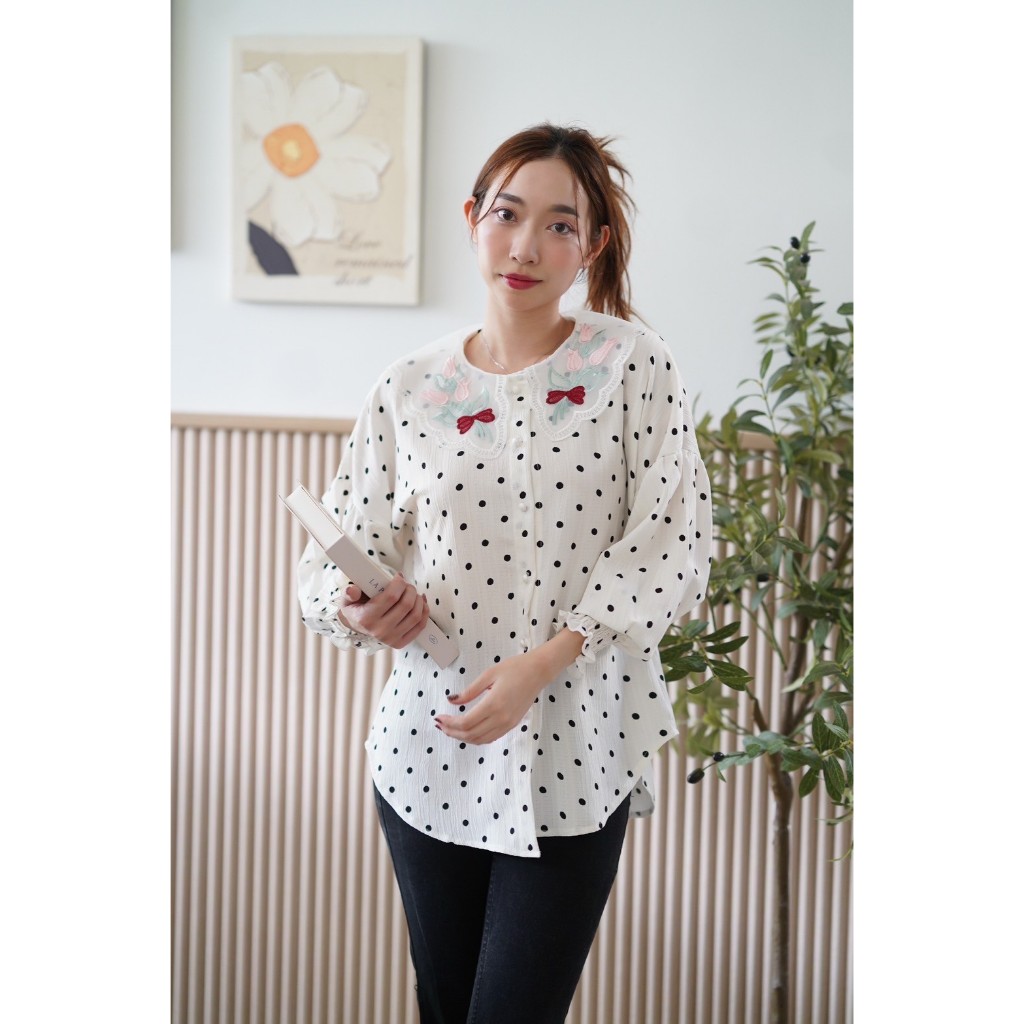 ป้าย Saturday เสื้อผ้าเนื้อนิ่มพิมพ์ลายจุดแต่งปกผ้าแก้วปักดอกไม้ อก 42 นิ้ว ยาว 26 นิ้ว - รูปที่ 3