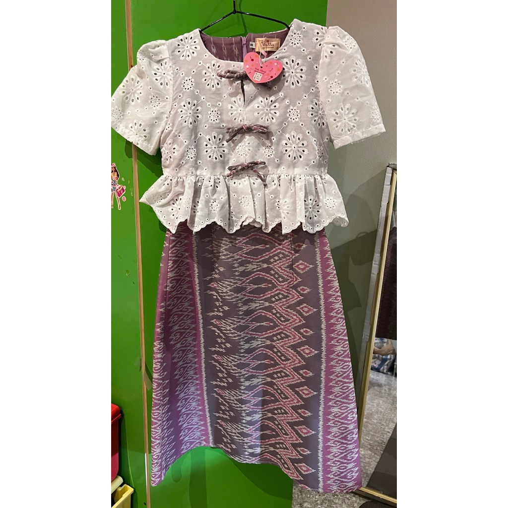ส่งต่อเดรสผ้าไทย แต่งลูกไม้ระบายทรงเอ size s มือ1ป้ายห้อยร้าน Juta kolset-จุฑา โคเซ็ท
