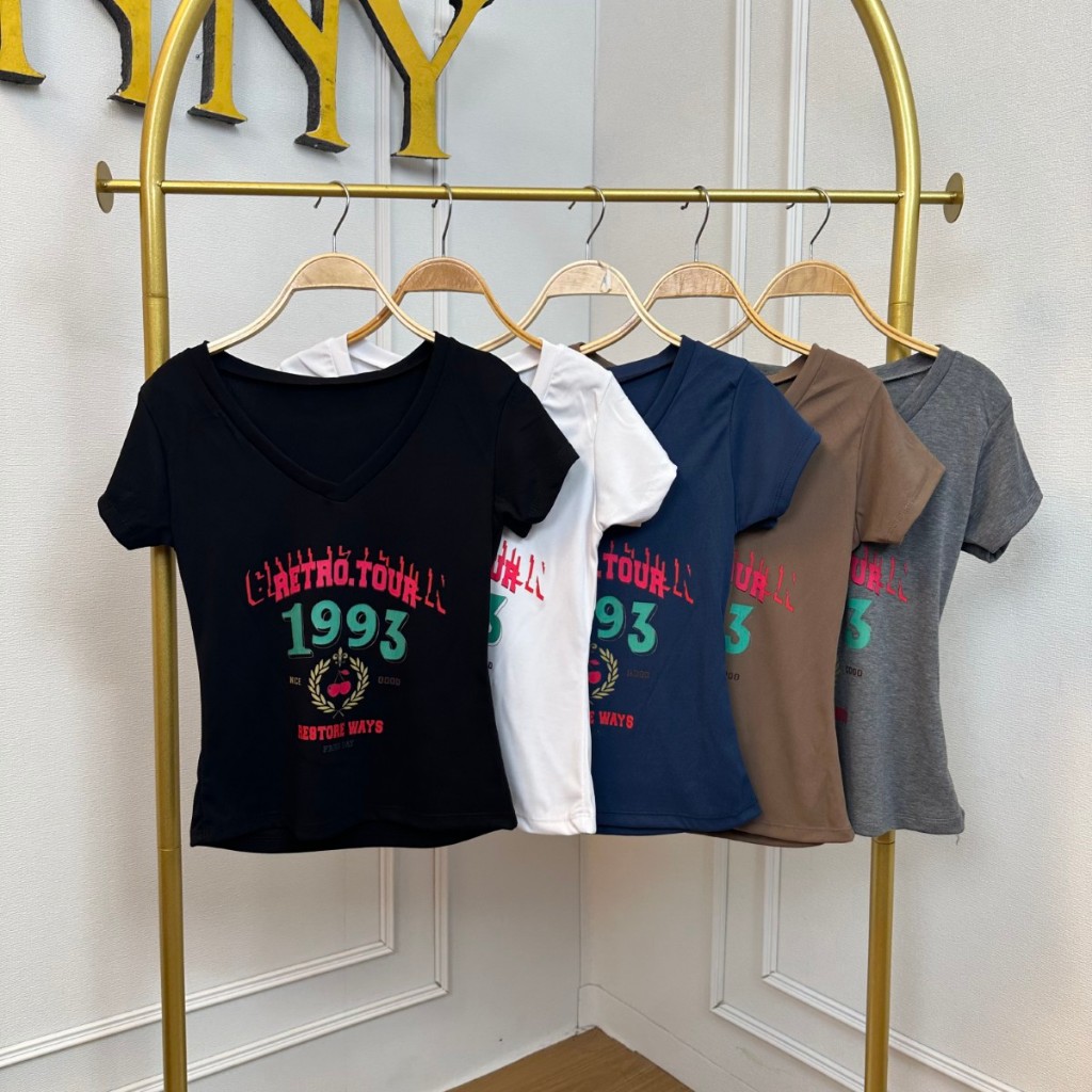 พร้อมส่ง เสื้อยืดคอวี สกรีนลาย เรียบหรูดูแพงสุด ใส่เล่นใส่เที่ยวได้หมด ทรงคอวีใส่แล้วดูผอม รุ่น แครอ