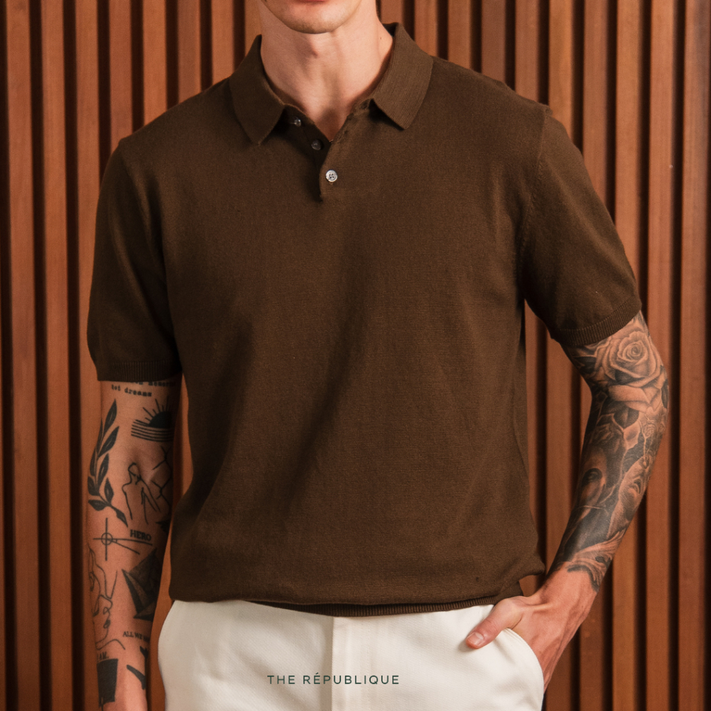 THE REPUBLIQUE - Short-Sleeve Knit Polo (Ash Brown) - เสื้อโปโลผ้านิตแขนสั้น