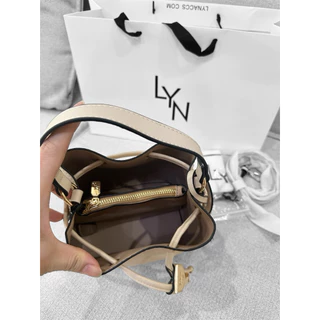 พร้อมส่งจากไทย🇹🇭 กระเป๋าทรงถังสเปรย์ดอกไม้แบบใหม่มาพร้อมป้ายราคา ถุงผ้า และถุงกระดาษ。96