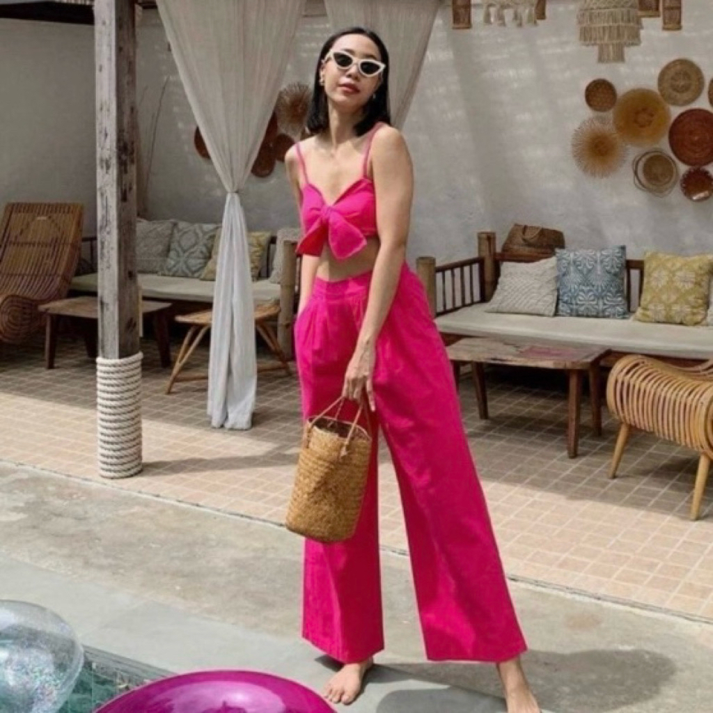 เซ็ตผ้าลินินผสม ผ้ายืดหยุ่น จากร้าน pplain.pp สายเดี่ยวครอปผูกโบว์ที่อก (ปรับได้) มากับกางเกงขากระบอ