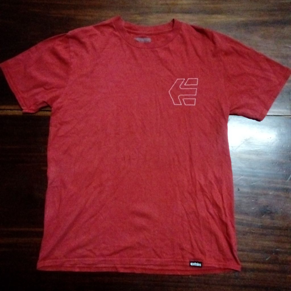 เสื้อสเก็ตสีพื้น เท่ห์เงียบ สภาพดี Etnies.