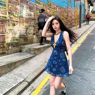 มินิเดรสสีกรม แขนกุด ผ้าตาข่าย ทรงเอ คอวี มีซับในเต็มตัว แต่งลูกไม้ซีทรูใต้อก พิมพ์ลายกราฟิก #8150
