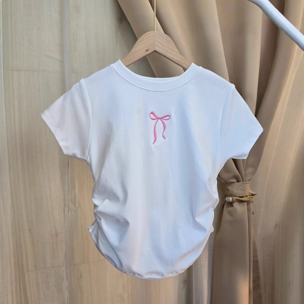 RedMango✨ เสื้อยืดผู้หญิงรัดรูปปักโบว์ 🎀 ดีไซน์สวยงาม ย่นข้างช่วยเน้นรูปร่างและเอว