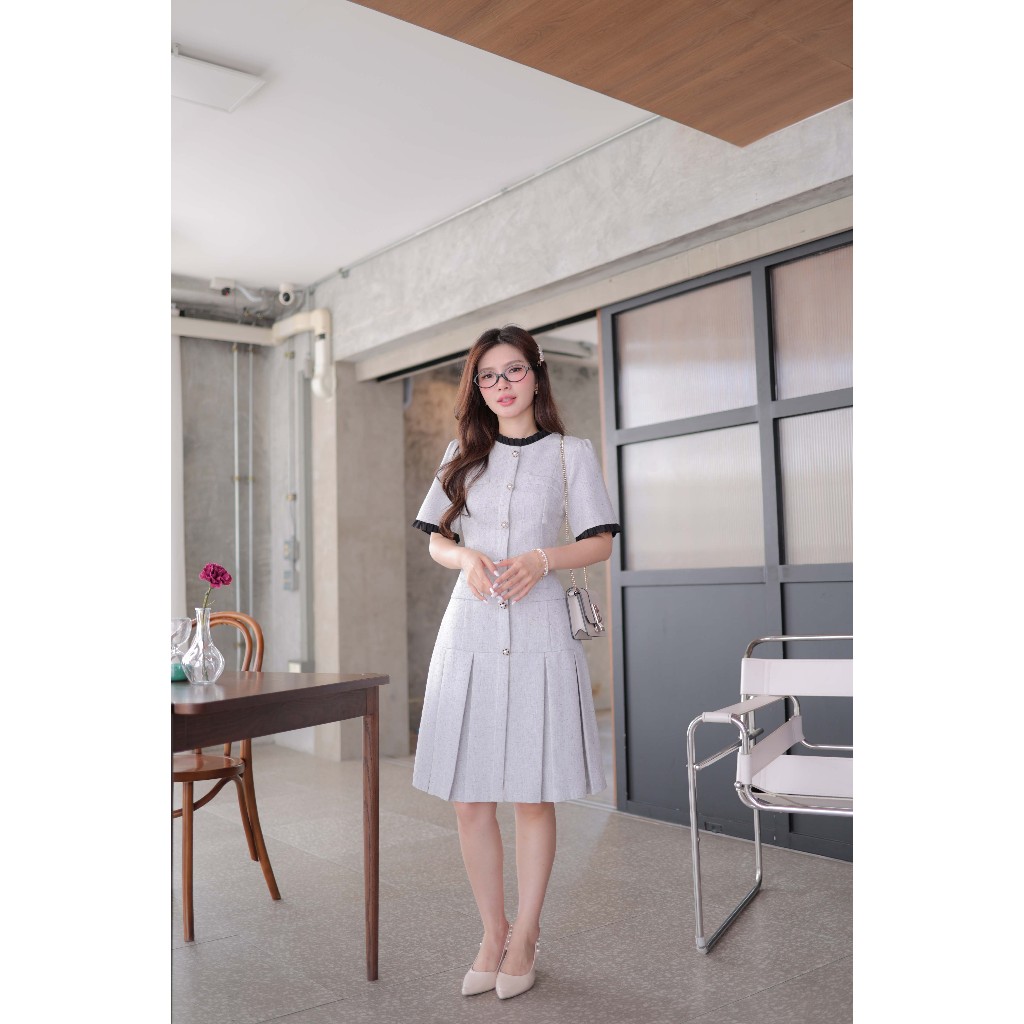 “Romi”Oil” Vienne Dress (Gray) K213 ชุดเดรสสีเทา (แต่งกระดุมดอกไม้กระโปรงพลีท) ราคา ถูกที่สุด ดีลบีเคเค แกลเลอรีภาพที่ 3