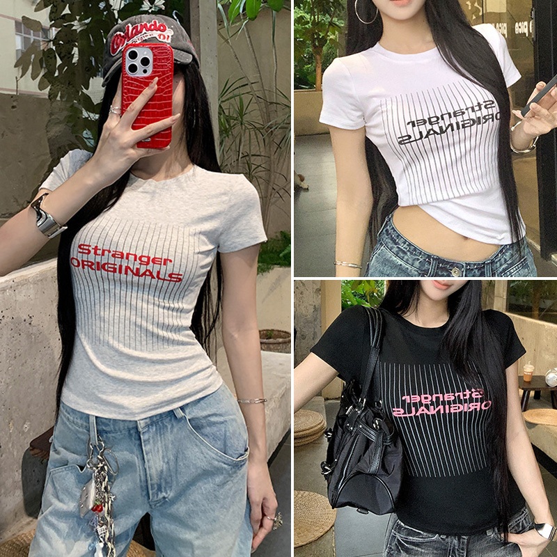 ส่งจากไทย✨เสื้อยืดผู้หญิง เสื้อยืดแขนสั้นพิมพ์ลายย้อนยุคอเมริกัน คอกลม 2025สไตล์ฤดูร้อนใหม่ ทรงสลิมฟิต（ขาว/สีดำ)