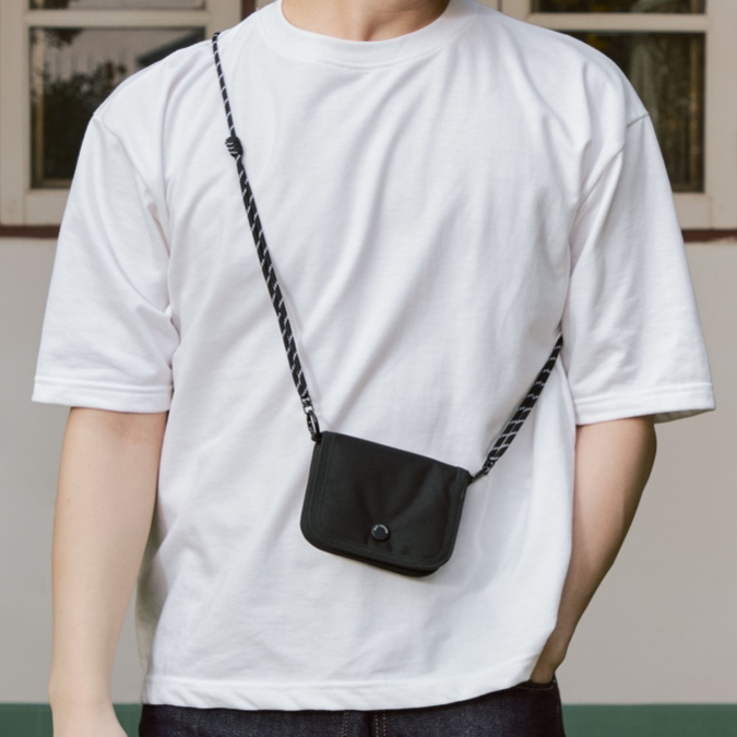 ReForm Wallet กระเป๋าสตางค์พร้อมสายสะพาย ใส่ธนบัติแบบการออกและมีชองซิปใส่เหรียญ ผลิตจากผ้ารีไซเคิลจากขวดน้ำดื่ม