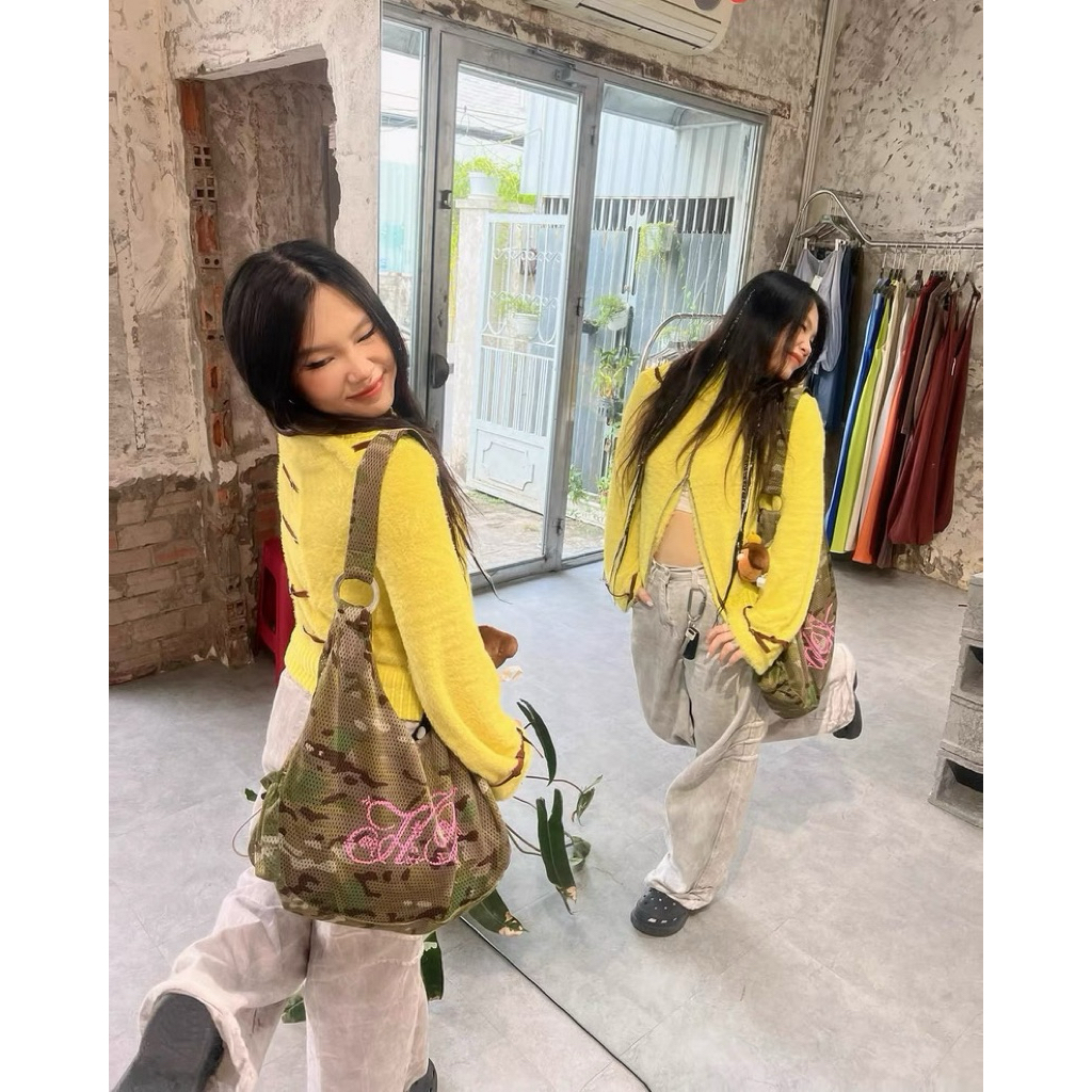 Preorder กระเป๋าสะพายไหล่ใบใหญ่พิมพ์ลายตัวอักษรสีดำลายพรางสองหน้า - รูปที่ 2