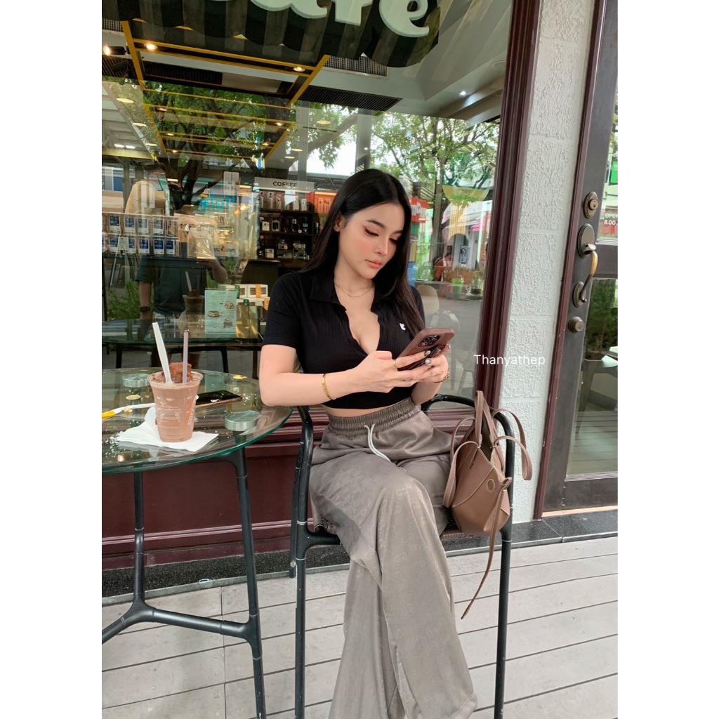 TYT ลุคชิวๆทรงสปอตเซท2ชิ้นเสื้อครอปคอปกทรงเข้ารูปมาพร้อมกางเกงขากระบอกทรงสุดฮิต ไม่เคยเอาท์ เนื้อผ้า