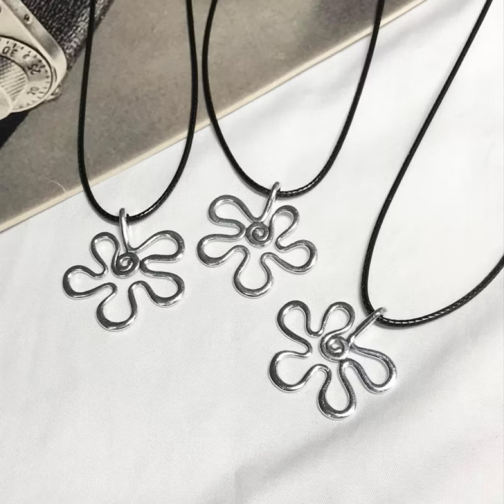 silver flower สร้อยคอY2K 🌀mew.so.cute  ขนาดสร้อย : ยาว 40+5cm