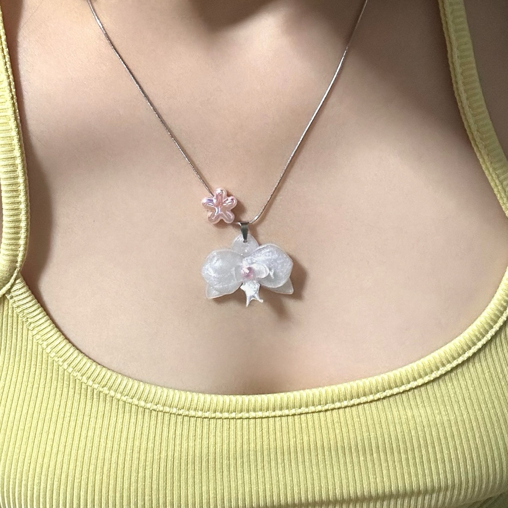 สร้อยคอดอกกล้วยไม้สีมุก handmade รอ 5-7 วัน