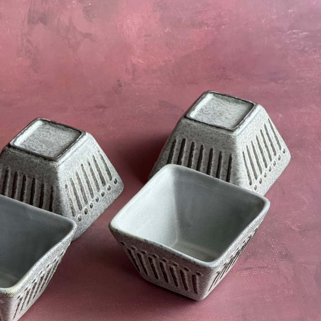 ถ้วยน้ำจิ้ม ทรงสี่เหลี่ยม เคลือบสีเทา ดีไซน์สวยๆ ขนาด 9 x 6 ซม - AT1CERAMIC