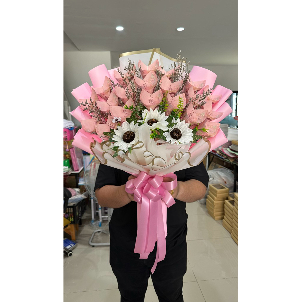 ช่อดอกไม้ดอกทานตะวันสีขาว ใส่ธนบัตร 20ใบทรงกรวย พร้อมโบว์สีแดงและขาวสวยงาม