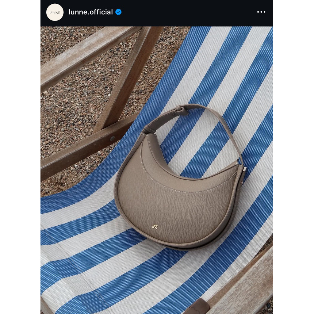 กระเป๋า Lunne รุ่น Luna half moon in taupe