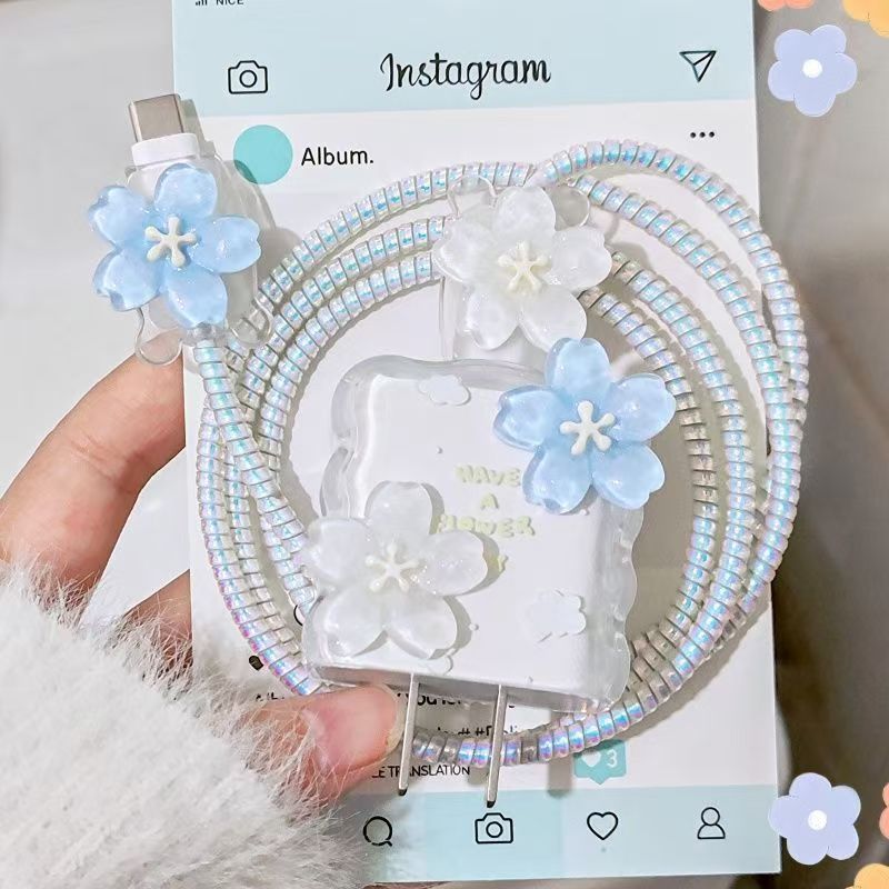 เคสชาร์จ 3Dดอกไม้ สำหรับ iPhone PD 18/20W ฝาปิดป้องกันการชาร์จแบบใสพร้อมปลอกชาร์จ ฝาครอบป้องกันสายข้อมูล