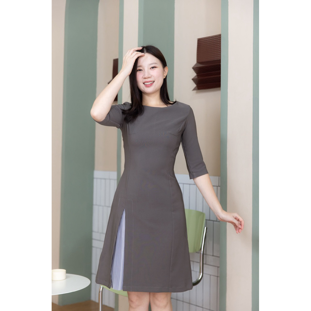 D18-013 : เดรสแขนห้าส่วน กระโปรงทรง A เล่นดีไซน์ผ่าหน้าด้านขวา มี 6 สี ซิปหลังค่ะ