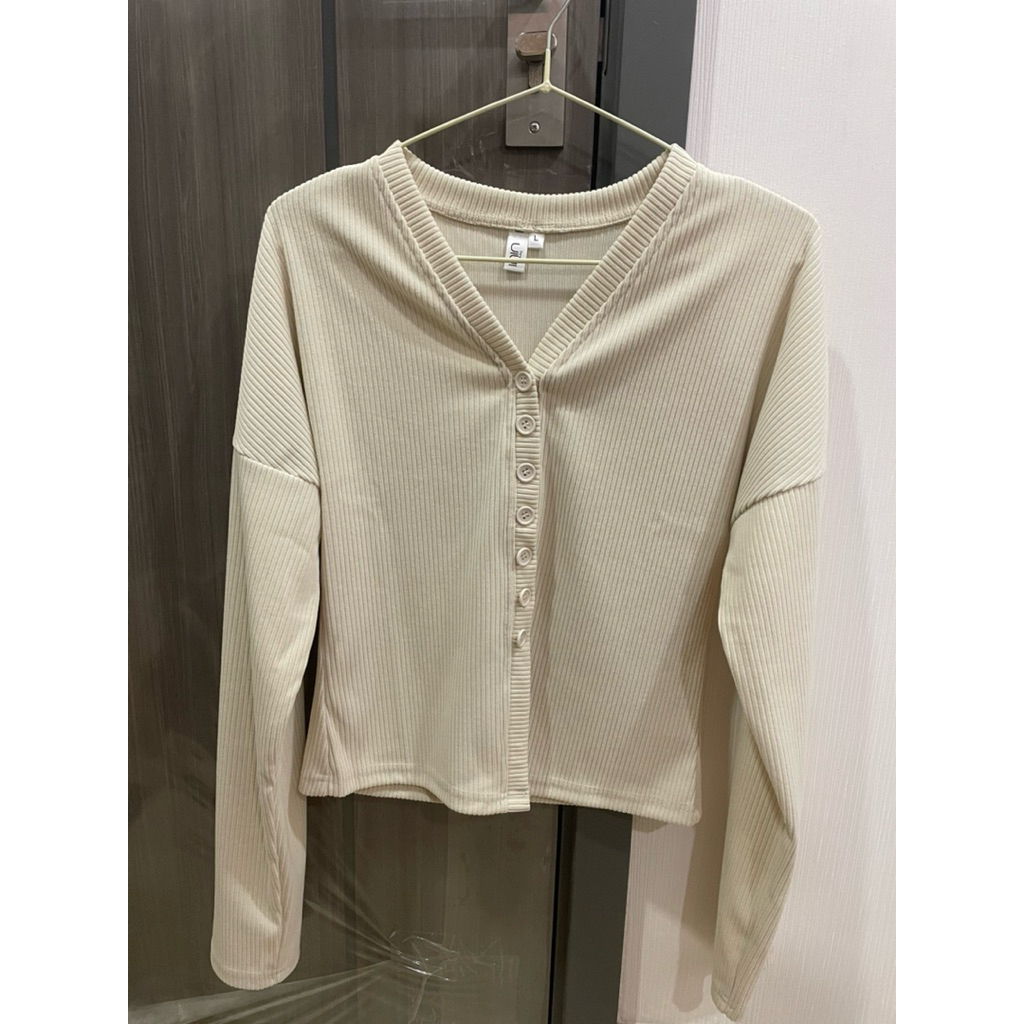 เสื้อแขนยาว uiui.hey สีครีม