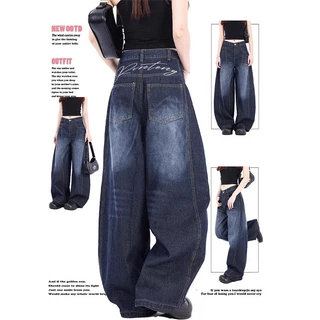 ยีนส์เอวสูงขากว้าง Unisex ตัดเฉียงโค้ง 3D ละลายสะโพก ลายล้างโบราณสไตล์เรโทร การตัดแบบเซมิทาร์ Scimitar ส่งด่วนในไทย