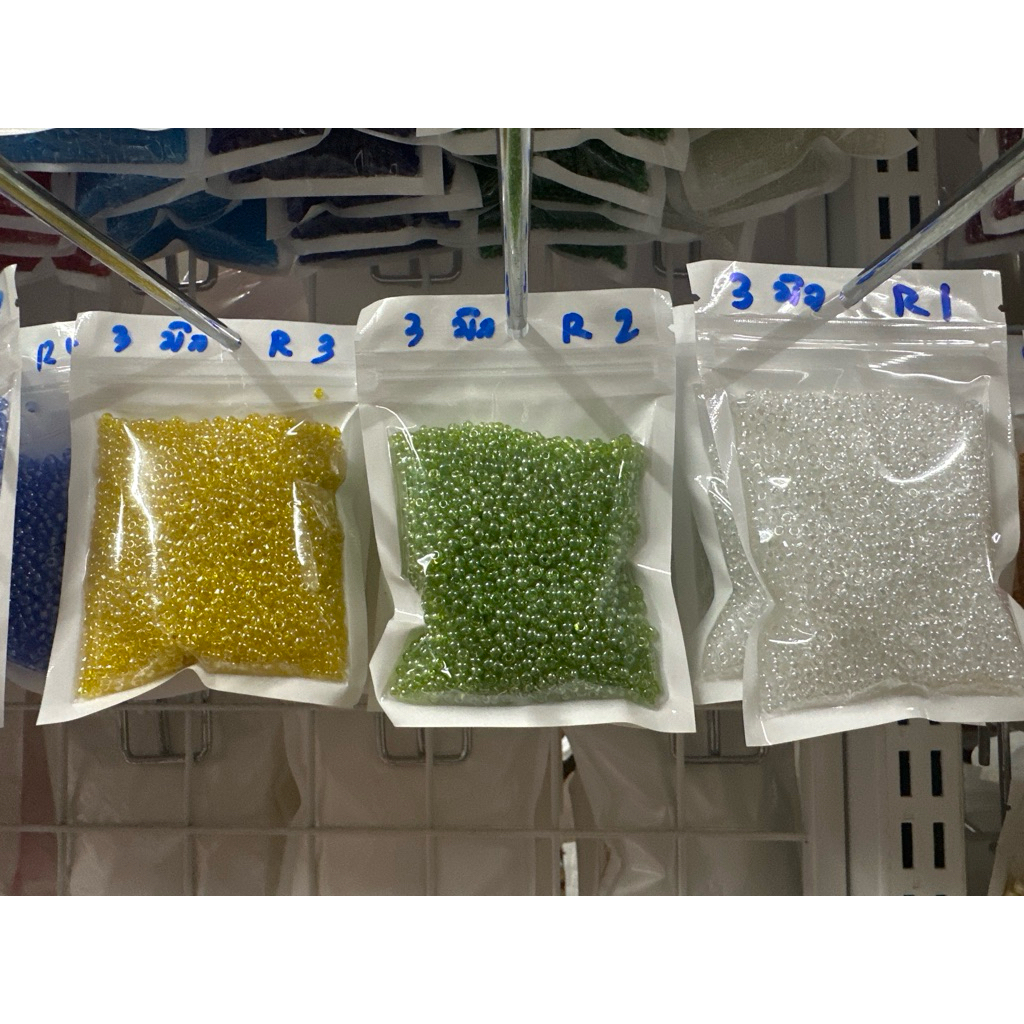 ลูกปัดเม็ดทราย3มิลเคลือบรุ้งยี่ห้อR-Y70กรัม20บาท