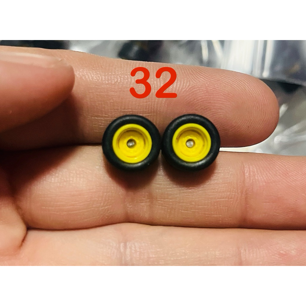 ล้อโมเดลรถ ล้อรถของเล่นABSสเกลขนาด1:64 ยางหนา5.6มม. เส้นผ่าศูนย์กลาง10.8มม. ความยาวก้าน26.8มม.