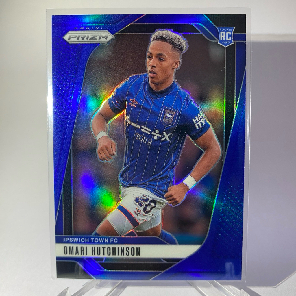 การ์ดนักฟุตบอลสำหรับสะสม OMARI HUTCHINSON, RC, (การ์ด Run # 067/299), IPSWICH TOWN, (PRIZM), PANINI 
