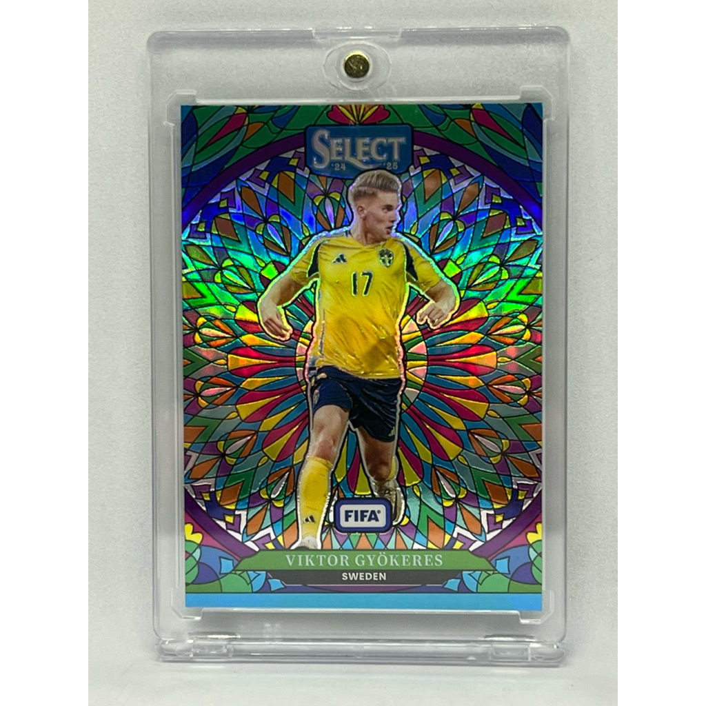 การ์ดฟุตบอล Panini 2024 - 2025 Select Fifa Viktor Gyokeres Stained Glass Insert Case Hits