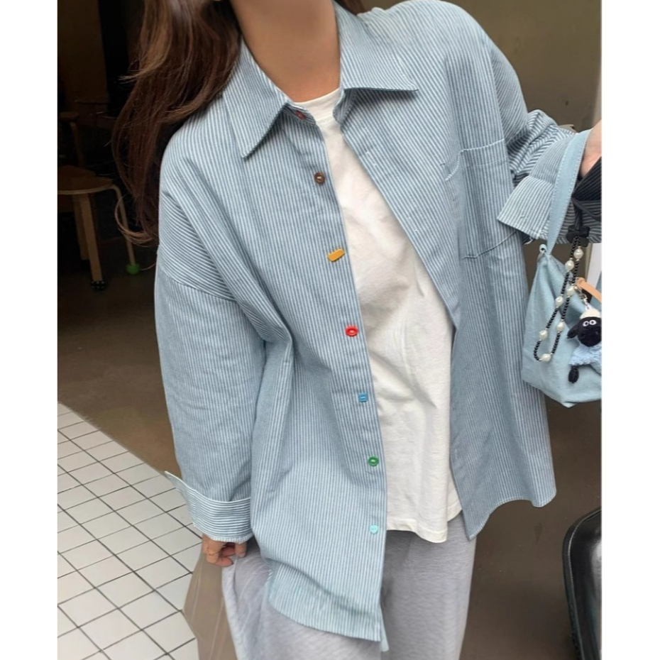 เสื้อเชิ้ตลายทางวินเทจ แขนยาวสีน้ำเงิน กันแดด ทรงหลวม ลำลอง กระดุมหลากสี ผ้าใส่สบาย