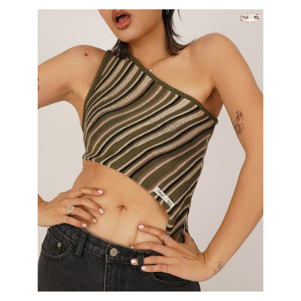 CUPPA - CROISSANT One shoulder Top (2 สี) Cuppa x Pimwa เสื้อกล้ามไหมพรมทรงไหล่เดี่ยว พอดีตัว ลายทอส