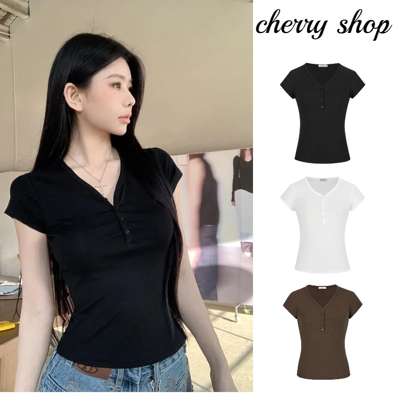 cherryshop พร้อมส่ง เสื้อยืดคอวีแขนสั้นติดกระดุมสไตล์ย้อนยุคสำหรับผู้หญิงอเมริกัน สีพื้น ผ้ายืด เซ็กซี่ สวมใส่สบาย