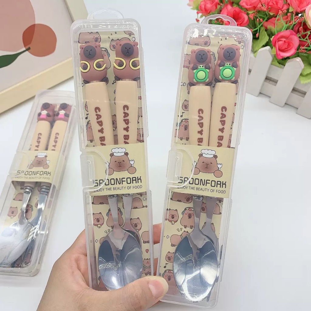 ชุดช้อนส้อมคิตบาราคน่ารัก ดีไซน์การ์ตูน แบบพกพาเหมาะสำหรับการเดินทาง ส้อม ช้อน และอาหารเย็น ทำจากสแตนเลส 304 เครื่องใช้บ