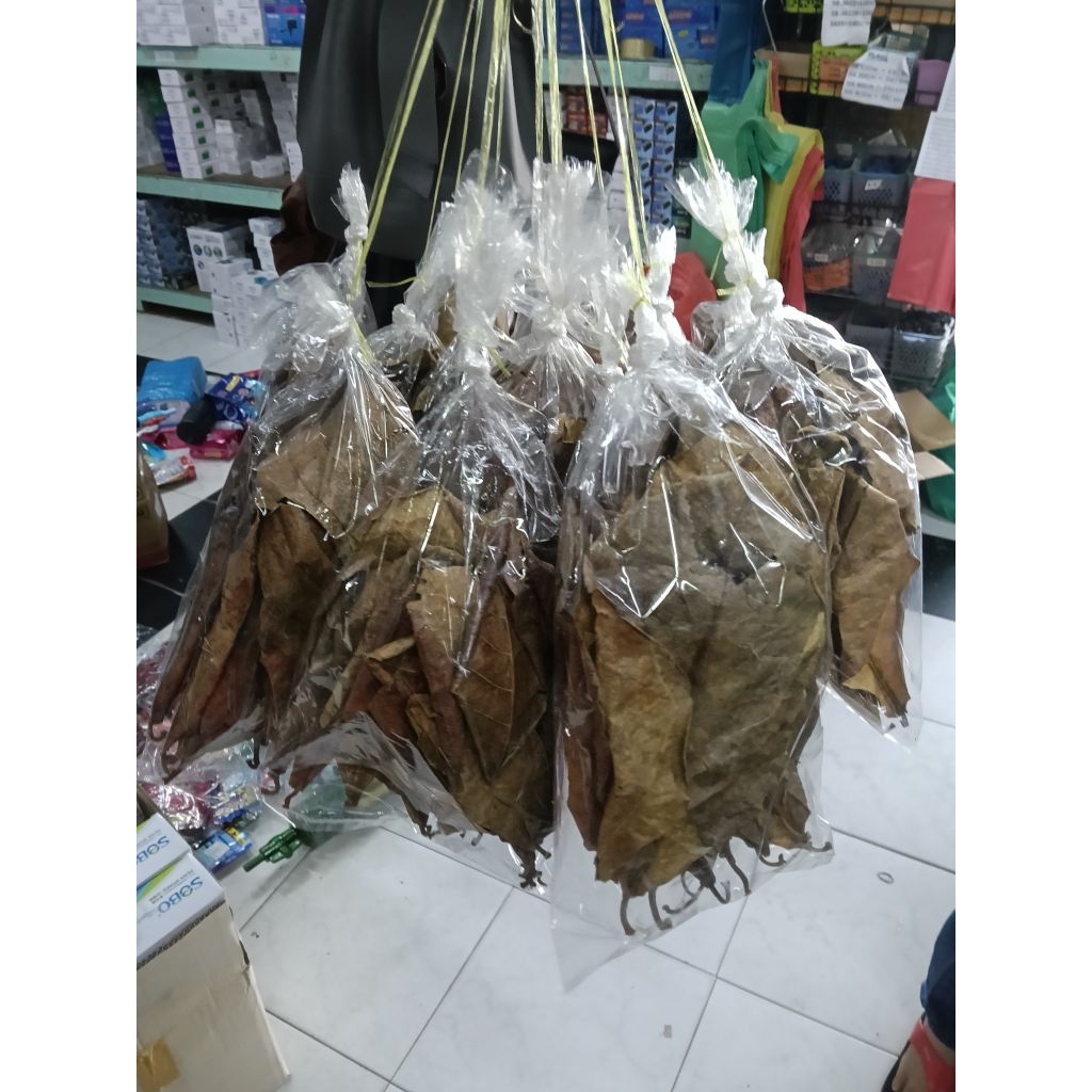 ใบหูกวางแบบแห้งใช้น้ำหนักปลากัด 1 ถุงมี 15 ใบ