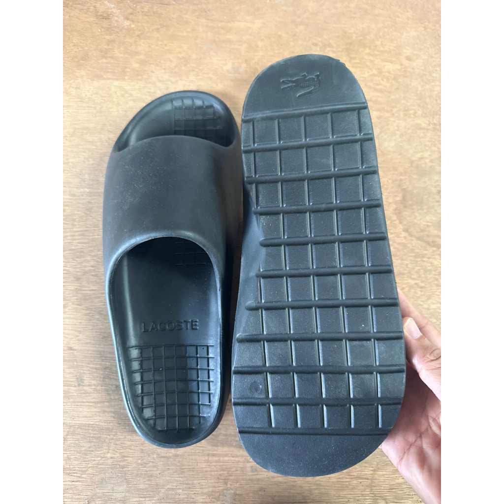 มือสอง Lacoste Size 42, UK 8.5 รองเท้าแตะใส่สบาย ส่งฟรี