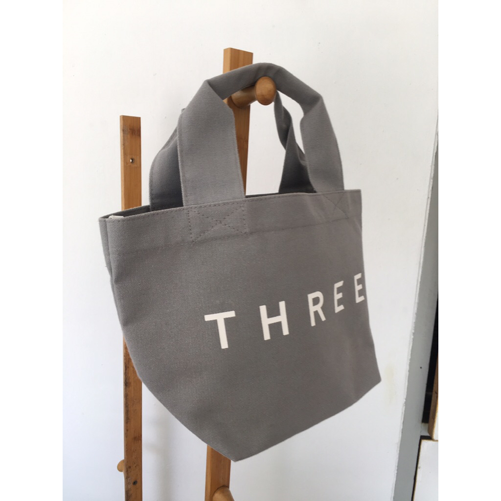 B1 สภาพใหม่ ไม่มีแพ็ค กระเป๋าผ้า THREE Cosmetics ญี่ปุ่น ผ้าแคนวาสเนื้อหนา กระเป๋าแคนวาส ผ้าแคนวาส ส