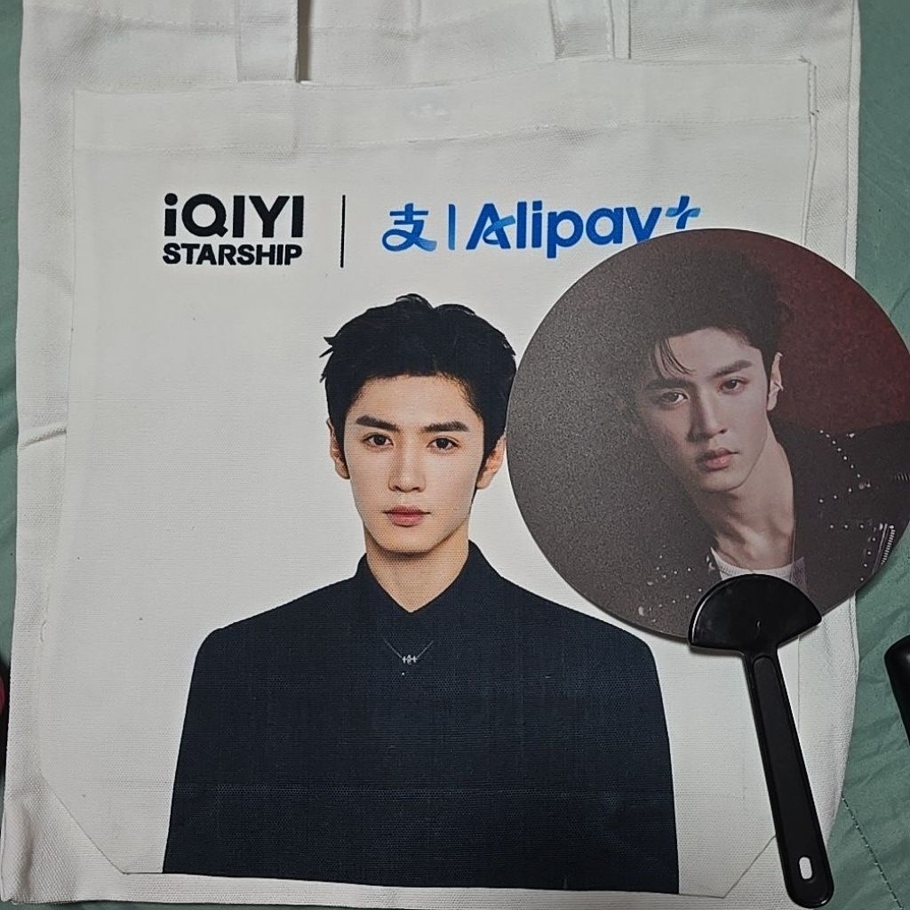 ของที่ระลึก งานIQIYI เฉินเจ๋อหยวน กระเป๋าผ้า พัด การด์