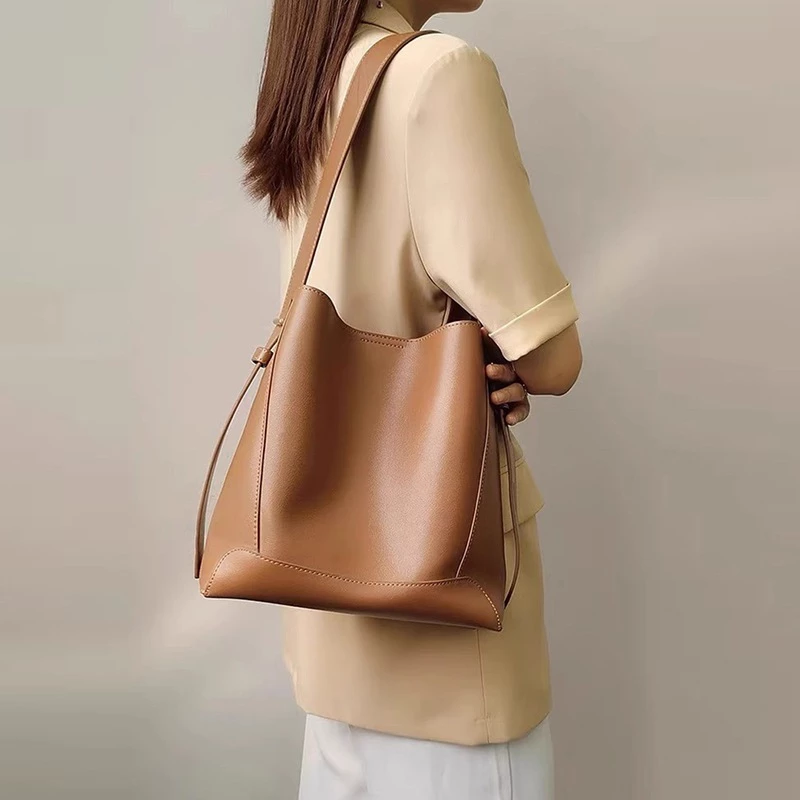 กระเป๋าแฟชั่นสุภาพสตรีกระเป๋าสะพายไหล่ สไตล์เกาหลี Bucket Bag กระเป๋าถังหนังแท้คลาสสิก กระเป๋าสะพายไหล่ Crossbody Bag