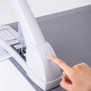 Deli เครื่องเย็บกระดาษ (คละสี 1) รุ่นประหยัดแรง 210 แผ่น อุปกรณ์สำนักงาน Heavy Duty Stapler