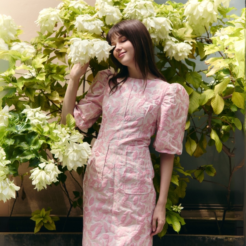TheLoopBangkok| Quinn Dress เดรสผ้าแจ็คการ์ด มีลายนูนในเนื้อผ้า เดรสเข้าทรง แต่งแขนพอง
