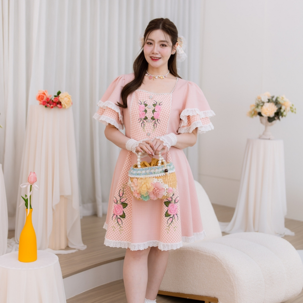 「 Wirah_Brand 」DW216 Rose Scott Dress :ชุดเดรสสั้นทรงเข้ารูป คอเหลี่ยมแต่งลูกไม้ แขนสั้นทรงกระดิ่ง - รูปที่ 2