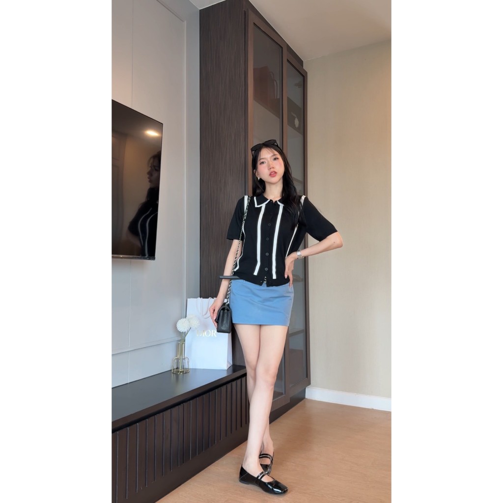 BD25-131-B&BBD25-132-Fsเสื้อไหมพรมคอปก ลายทางดำ 𝗚𝗶𝗻𝗮 𝘁𝗼𝗽& กระโปรงสั้นฟ้า +เข็มขัด 𝗔𝗺𝗶 𝗯𝗹𝘂𝗲 𝘀𝗸𝗶𝗿𝘁