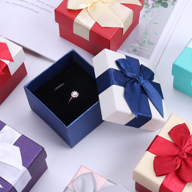 🍍🍍 PK 🍍🍍 กล่อง กล่องกระดาษ เครื่องประดับ ใส่แหวน ใส่สร้อย แบบติดโบว์ กล่องสี่เหลี่ยม  7.3*7.3*3.5 ซม - รูปที่ 2