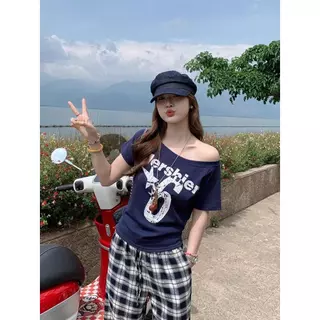 เสือยืดเเขนสั้น เสื้อยืดปาดใหล่ ทรงหลวม กันเเดด ลายอักษร เนื้อผ้านิ่ม #020320