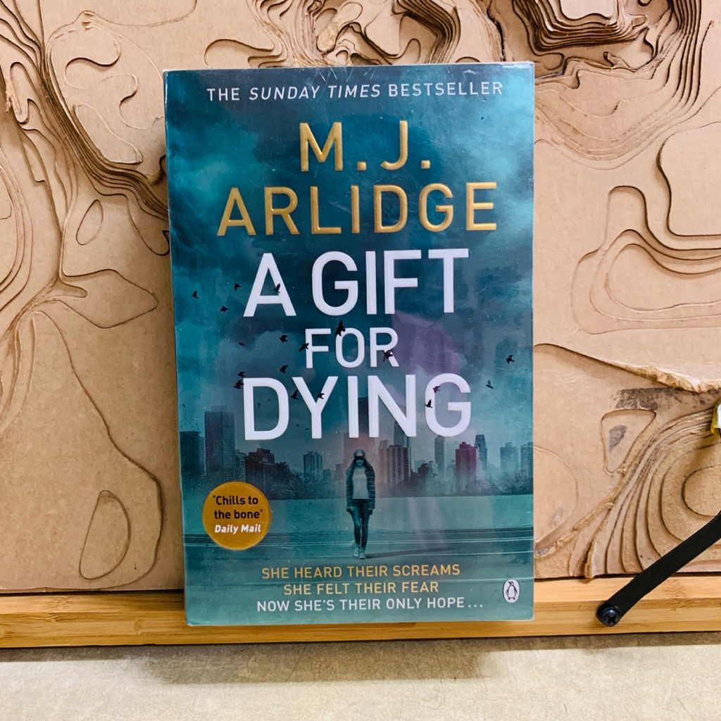ป796 M.J. ARLIDGE A GIFT FOR DYING