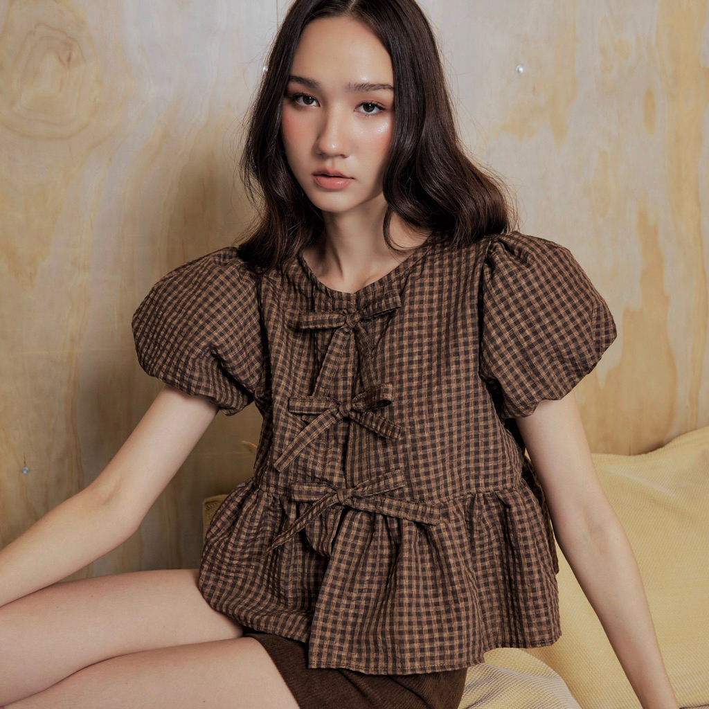 Theremin Faye blouse (brown plaid, white, blue) เสื้อแขนพองทรงครอปดีเทลผูกโบว์