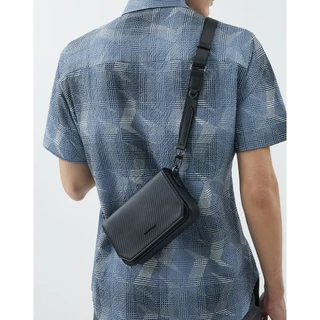 DAPPER กระเป๋าสะพายมินิ Carbon Fiber Essential Mini Crossbody Bag สีดำ (BM7/BK/1229CB4)