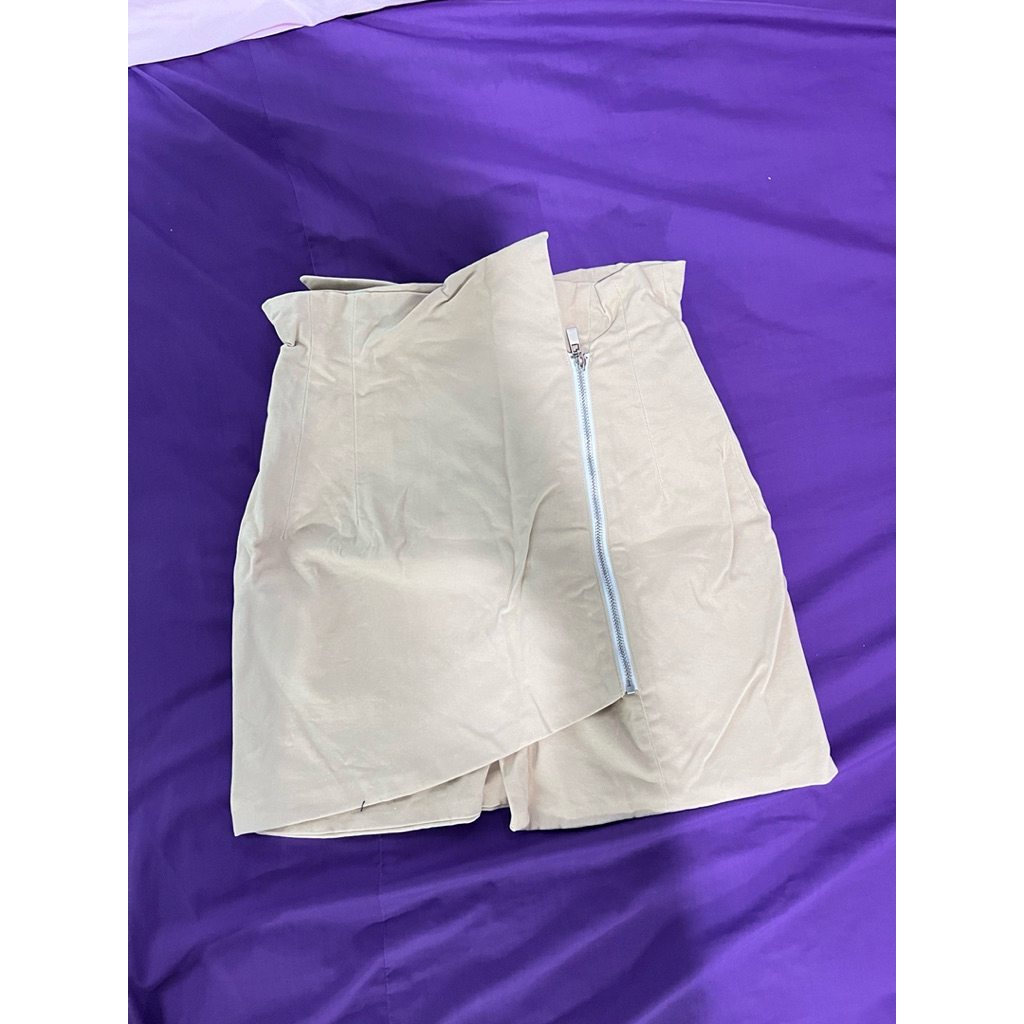 กระโปรงทรงเทมีซิป what she wear