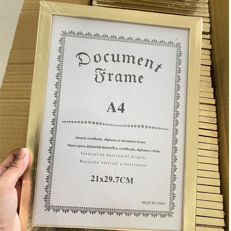 กรอบรูป A4 ยกลัง 48 ชิ้น ราคาส่งจากโรงงาน ขนาด 21x29.7CM. สินค้ามีลายให้เลือกมากมาย พร้อมส่งจากไทยไม่ต้องพรีออเดอร์