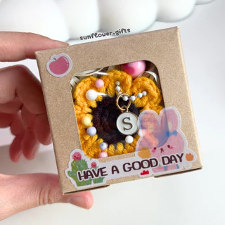 พร้อมส่ง 💝 พวงกุญแจ ทานตะวัน [พร้อมกล่อง] จี้ ตัวอักษร A - Z ดอกไม้ถัก ดอกทานตะวัน ดอกไม้ ถักโครเชต์ ปัจฉิม ของขวัญ