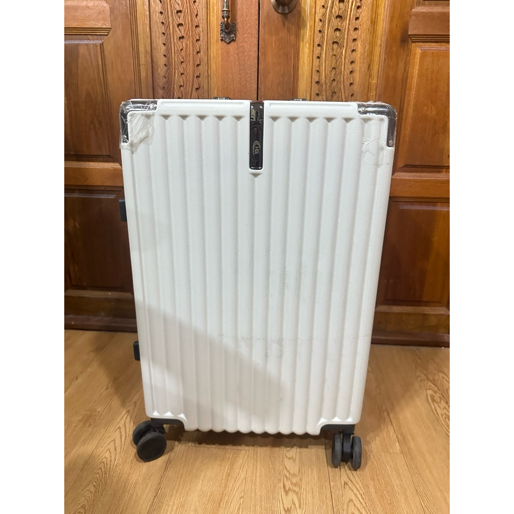 ส่งต่อกระเป๋าแบรนด์ HQ luggage 24 นิ้ว สีขาว