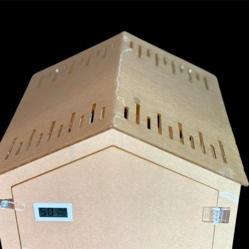 กล่องอะคริลิค ทรงบ้าน สัตว์เลี้ยง ขนาด 30*30*45cm. (กว้าง ยาว สูง) หนา 3 มิล รู 0.5 มีรูใส่ขวดน้ำ มีทึ่วัดอุณหภูมิ - รูปที่ 4